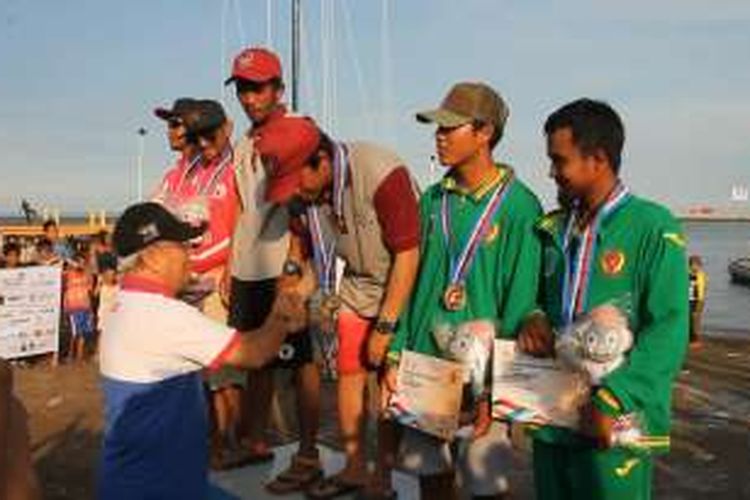 Sejumlah atlet cabang olahraga layar Pekan Olahraga Nasional (PON) ke XIX, bertanding di Pantai Balongan, Kabupaten Indramayu, Jawa Barat, Selasa 20/09/2016). DKI Jakarta, Kalimantan Timur, dan Sulawesi Selatan berbagi emas pada laga perdana seri marathon tiga kelas Interasional 470, Fireball, dan Hobbies 16.