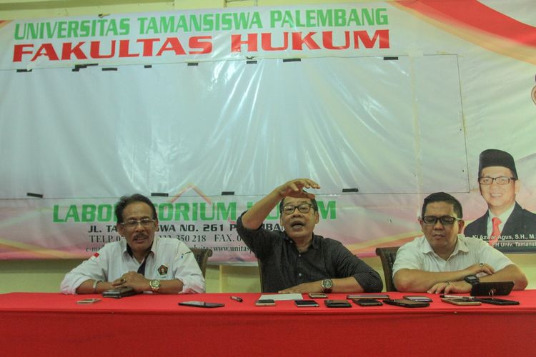 Rektor Universitas Taman Siswa (Unitas) Palembang Ki Joko Siswanto saat menggelar konfrensi pers terkait tewasnya seorang mahasiswa mereka ketika mengikuti kegiatan diksar Menwa, Senin (4/11/2019).