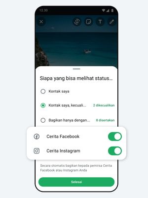 Cara mengatur WhatsApp Status agar terunggah di Facebook dan Instagram sekaligus.