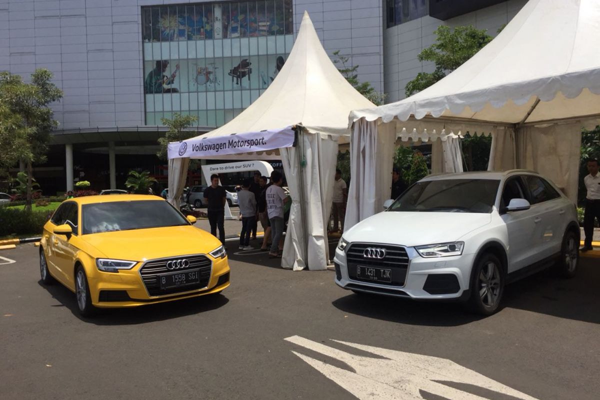 Sesi test drive mobil-mobil Audi dan VW buat para pengunjung mall AEON di Tangerang dalam acara yang digelar Garuda Mataram Motor, Sabtu (24/2/2018).
