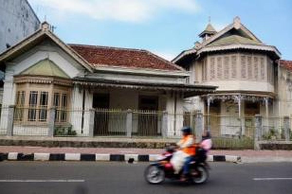 Bangunan tua milik keluarga Kapitan Tan berarsitektur Indis di Jalan Suryakencana, Bogor Tengah, Kota Bogor, yang masih berdiri, terawat, dan menunjukkan sisa keberadaan kawasan Tionghoa Bogor.