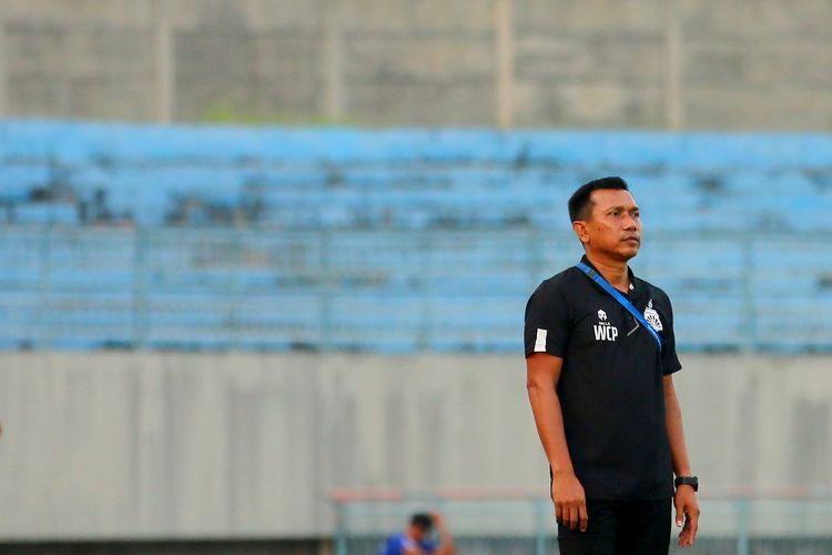 Pelatih Bhayangkara FC Widodo Cahyono Putro saat pertandingan pekan ke-20 Liga 1 2022-2023 melawan Persebaya Surabaya yang berakhir dengan skor 2-1 di Stadion Gelora Joko Samudro Gresik, Senin (23/1/2023) sore.
