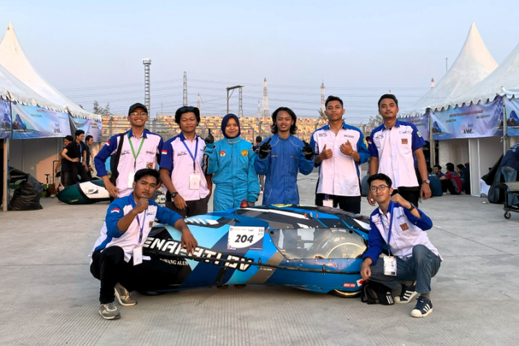 Pengemudi mobil balap Nurhasanah bersama tim Tawang Alun dari Universitas Jember (Unej).
