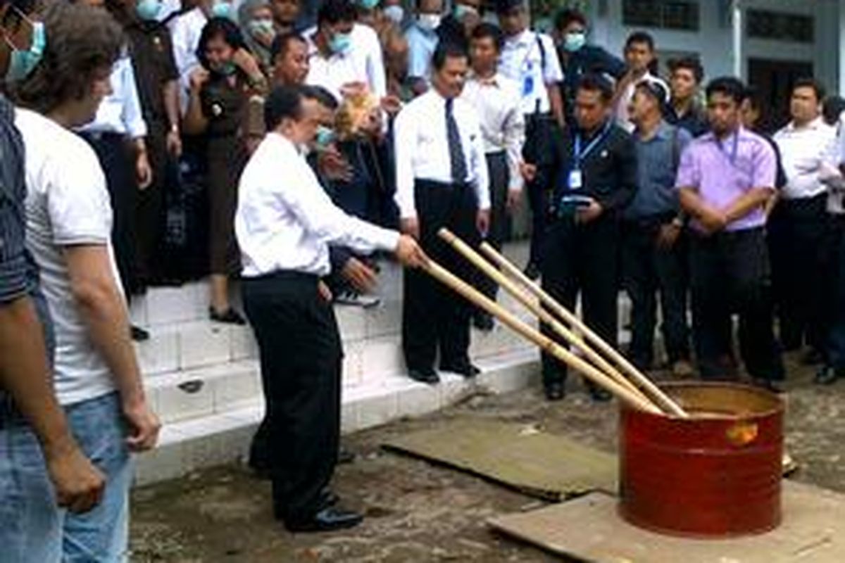 Badan Narkotika Nasional (BNN) memusnahkan narkotika jenis sabu dan ekstasi, Senin (18/1/2010).