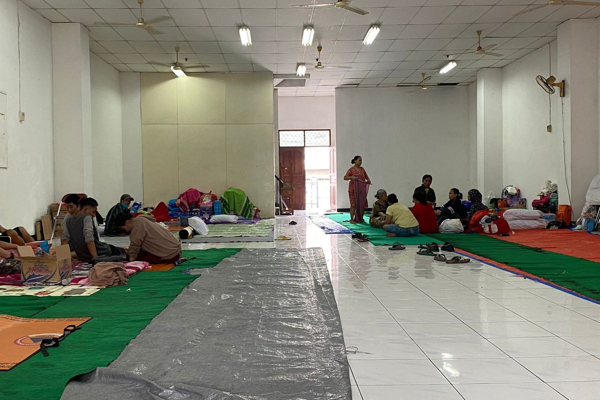 Warga terdampak kebakaran di Pejagalan, Penjaringan, Jakarta Utara mengungsi di vihara Yayasan Tepasalira sejak Senin (23/1/2023) malam. 