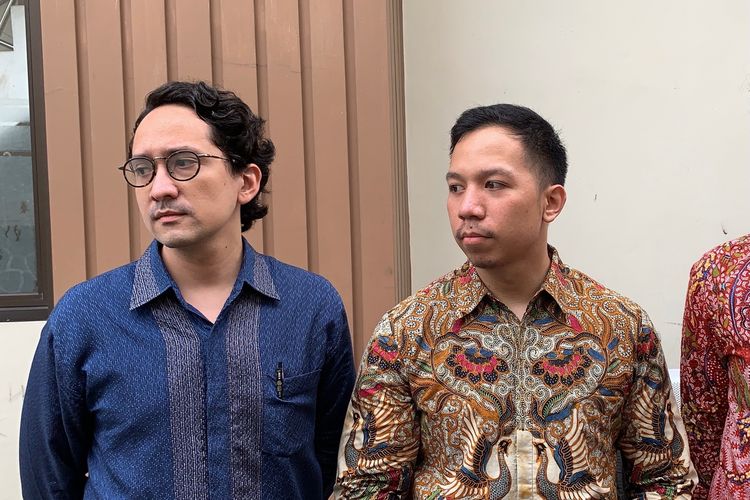 Tim kuasa hukum Olla Ramlan, Bara Tampubolon (kiri) dan Natanael Edwin Sahala (kanan) mengajukan permohonan bukti dari penggugat (Olla) ke Pengadilan Agama (PA) Jakarta Selatan, Senin (9/5/2022).