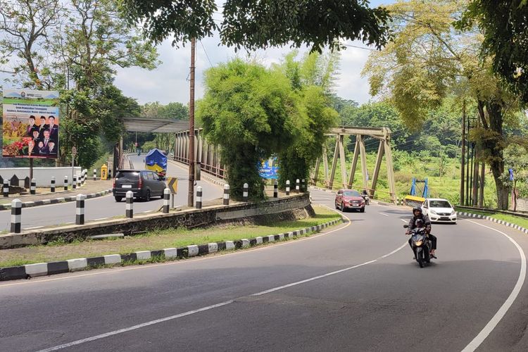 Kondisi lalu lintas di Jembatan Kranggan, Temanggung, Rabu (17/12/2025).