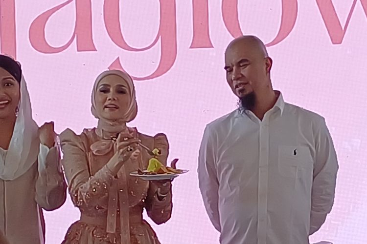 Pasangan penyanyi Mulan Jameela dan Ahmad Dhani di acara peluncuran minuman suplemen kolagen Mulan Jameela, di daerah Ampera, Jakarta Selatan, Kamis (16/11/2023).