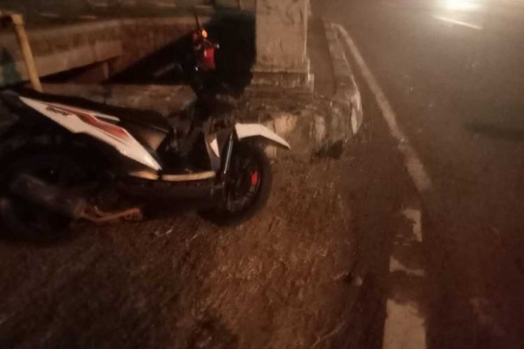 Seorang pelajar tewas akibat motor yang dikendarainya menabrak jembatan depan Bandar Udara Yogyakarta International Airport (YIA) di Kapanewon Temon, Kabupaten Kulon Progo, Daerah Istimewa Yogyakarta. Korban seorang pelajar usia 19 tahun, Rayhan Aldo Wibowo, asal Brengkelan, Kecamatan Purworejo, Kabupaten Purworejo, Jawa tengah.