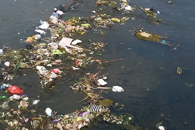 Sampah mengambang di Sungai Code tepatnya di bendung Mergangsan atau jembatan Surokarsan pada hari Selasa (24/10/2023)