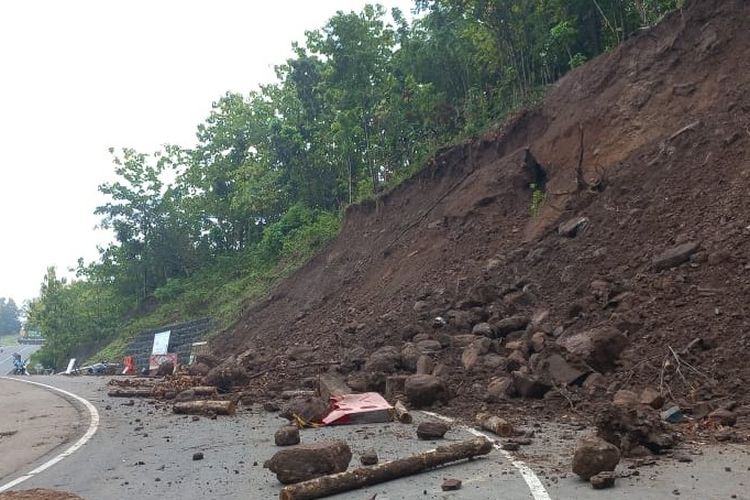 Tanjakan Clongop Gunungkidul Longsor Lagi, Arus Kendaraan Besar Diberlakukan Buka Tutup