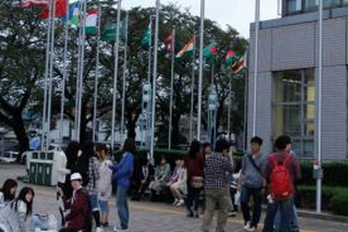 E-Track atau English Track merupakan program pendidikan internasional yang tengah dikembangkan oleh TIU, Tokyo, Jepang. Kurikulum dalam program tersebut memungkinkan mahasiswa mengolah latar belakang pendidikan yang luas dan memperdalam pengetahuan mereka pada bidang-bidang spesialisasi Ekonomi Bisnis dan Hubungan Internasional. 