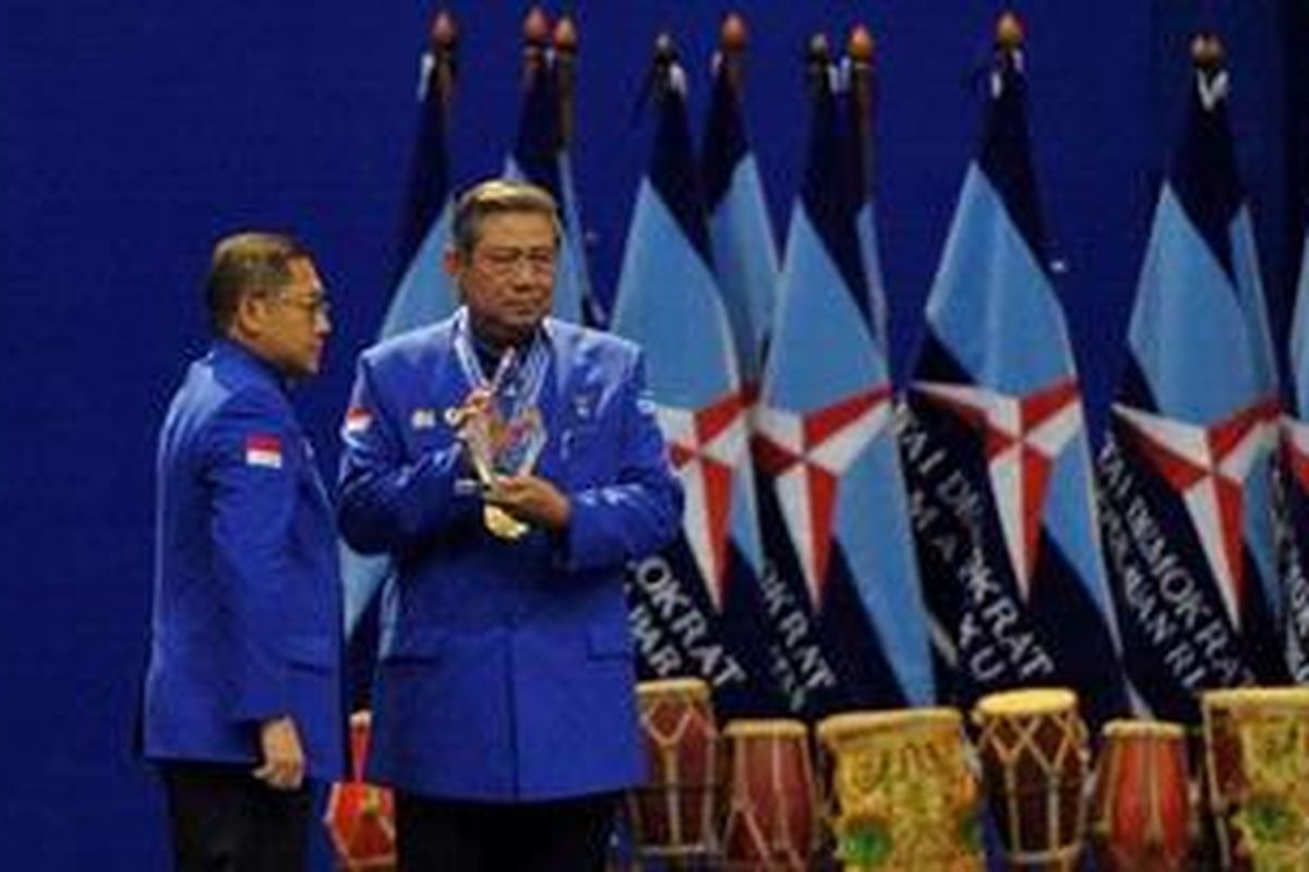 Ketua Dewan Pembina Partai Demokrat Susilo Bambang Yudhoyono menerima lifetime achievement award dari Ketua Umum Partai Demokrat Anas Urbaningrum  dalam perayaan ulang tahun ke 11 Partai Demokrat di Sentul International Convention Center, Bogor, Sabtu (15/12/2012) malam. Perayaan yang digelar seusai silahturahmi nasional Partai Demokrat dihadiri kader Partai Demokrat dari berbagai daerah. 