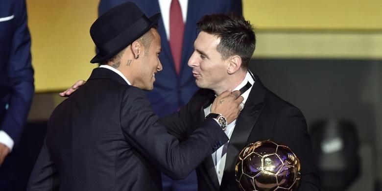 Neymar (kiri) menyampaikan ucapan selamat kepada Lionel Messi yang berhasil meraih gelar FIFA Ballon d'Or 2015 di Zurich, Swiss, Senin (11/1/2016) atau Selasa dini hari WIB.