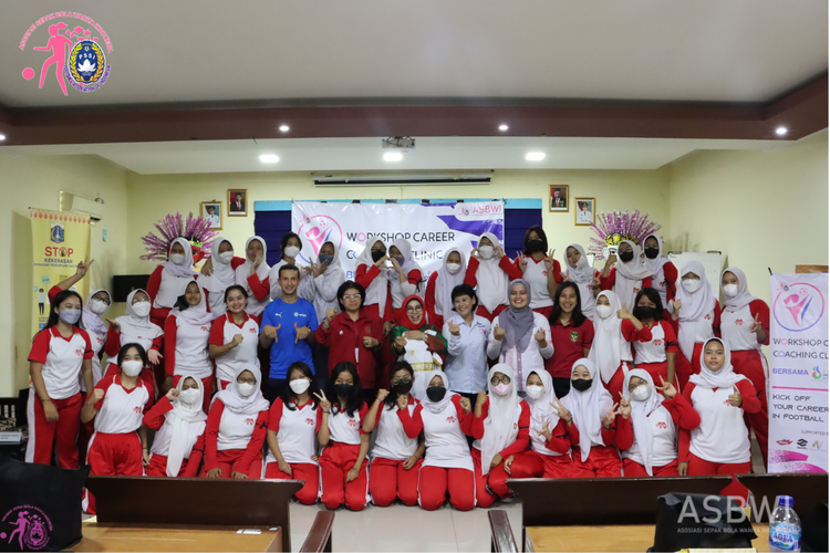 Asosiasi Sepak Bola Wanita Indonesia (ASBWI) menggelar workshop career dan coaching clinic di SMA Negeri 70 Jakarta pada Jumat (7/10/2022). Tujuan ASBWI menggelar acara ini adalah untuk memperkenalkan berbagai profesi yang bisa dijalani oleh wanita di industri sepak bola dan  menumbuhkan minat siswi-siswi di sepak bola.