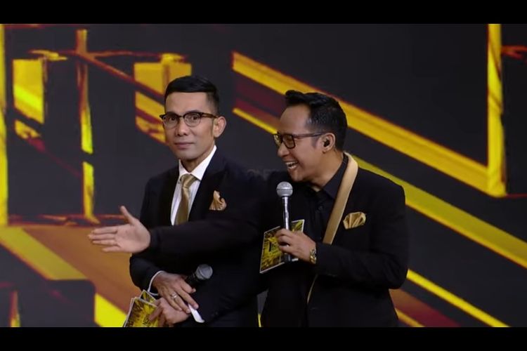 Host Indonesian Television Awards 2022, Indra Herlambang dan Denny Cagur, saat mengobrol dengan WayV