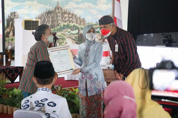 Gubernur Jawa Tengah (Jateng) Ganjar Pranowo dalam acara Peringatan Hari Kartini tahun 2022 di Pendopo drh Soepardi, Kabupaten Magelang, Kamis (21/4/2022).