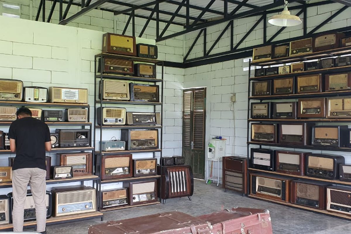 Koleksi radio tua Denny Kusuma.