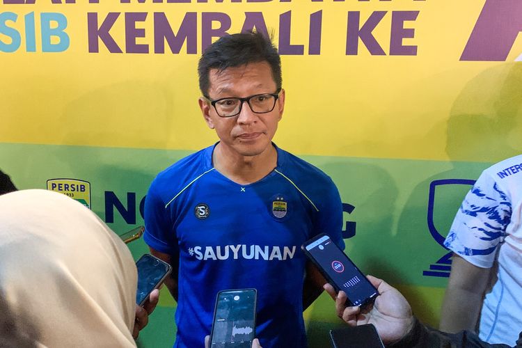 Direktur PT Persib Bandung Bermartabat (PBB) Teddy Tjahjono, saat diwawancara di Bandung. 