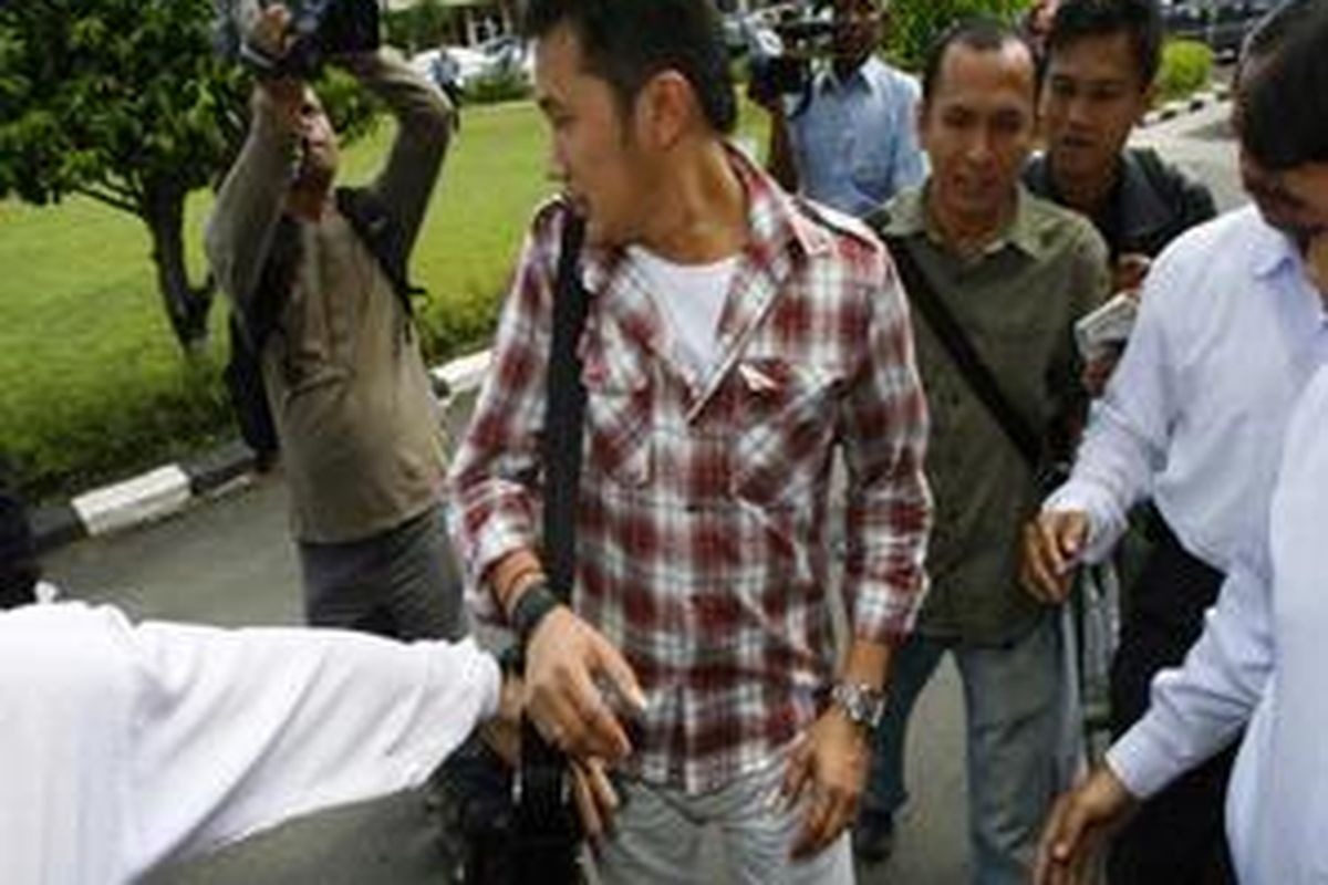 Hanung Bramantyo mendatangi Polda Kalimantan Selatan, Senin 11/1/2010 sebagai saksi dalam kasus pengusaha bernama Lihan.