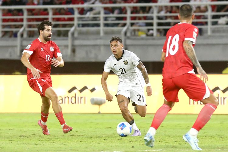 Pemain timnas Indonesia Dean James saat laga FIFA Matchday melawan Lebanon yang berakhir dengan skor 0-0 di Stadion Gelora Bung Tomo Surabaya, Jawa Timur, Senin (8/9/2025) malam.