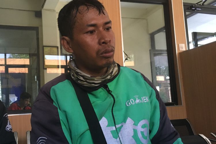 Seorang pengemudi ojek online, Iwan, menjadi korban pegeroyokan para sopir angkot di daerah Perwira, Bekasi Utara, Kota Bekasi, Jumat (28/7/2017).