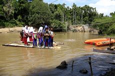 Jembatan Terputus, Siswa di Aceh Besar Seberangi Sungai Menggunakan Rakit 