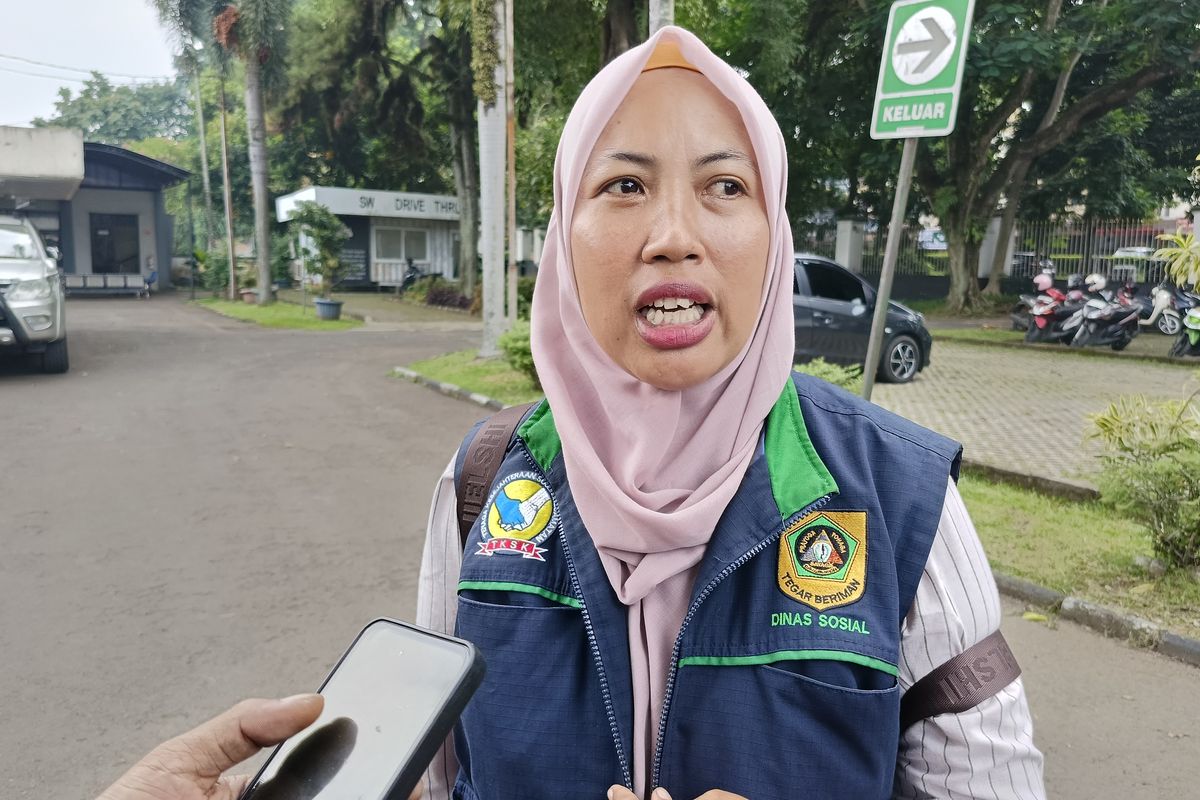 Sumiati, Relawan TKSK Tenjo usai mengantarkan wanita dalam gangguan jiwa asal Tenjo, Kabupaten Bogor yang dikurung keluarganya di RS Marzoeki Mahdi, Selasa (21/10/2025).
