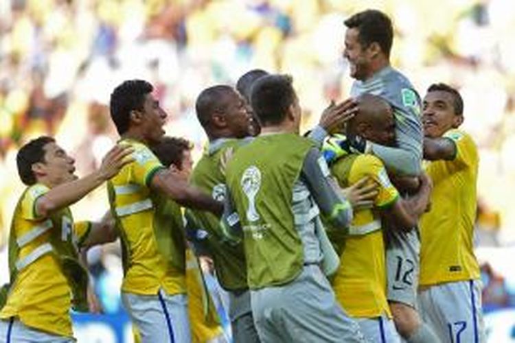 Kiper Brasil, Julio Cesar, bersama rekan setimnya merayakan keberhasilan Brasil lolos ke perempat final Piala Dunia 2014. 
