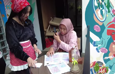 Fuji Jadi Pelayan Karen's Diner, Pasang Tarif Foto Bareng hingga ...