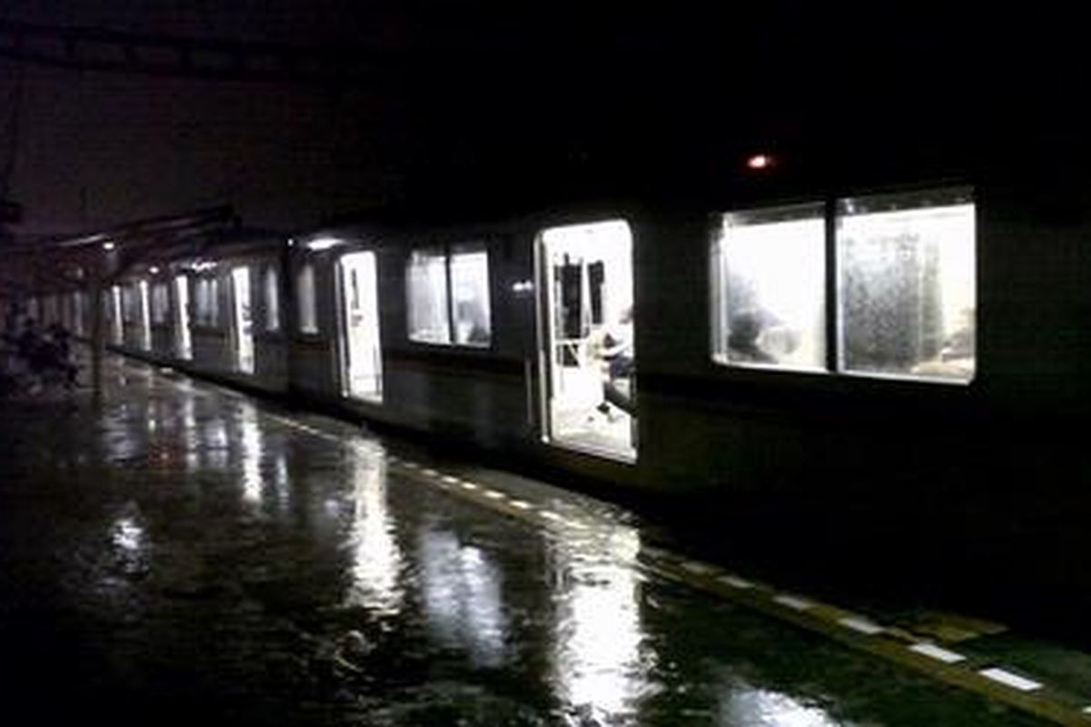 Rangkaian KRL Commuter Line dari Serpong tujuan Tanah Abang tertahan di Stasiun Pondok Ranji selama lebih dari satu jam karena banjir dan gangguan sinyal di Stasiun Tanah Abang, Sabtu (22/12/2012). Empat rangkaian kereta tujuan Tanah Abang juga masih tertahan di Stasiun Kebayoran dan Palmerah.