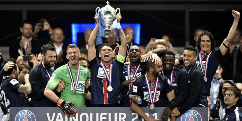 Para pemain Paris Saint-Germain (PSG) saat mengangkat trofi Piala Perancis 2014-15 seusai menaklukkan Auxerre 1-0 pada partai final di Stade de France, Sabtu (30/5/2015). 