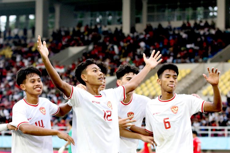 Pemain Timnas U16 Indonesia selebrasi usai menjebol gawang Vietnam saat laga perebutan tempat ketiga Piala AFF U16 2024 yang berakhir dengan skor 5-0 di Stadion Manahan Solo, Rabu (3/7/2024) sore.