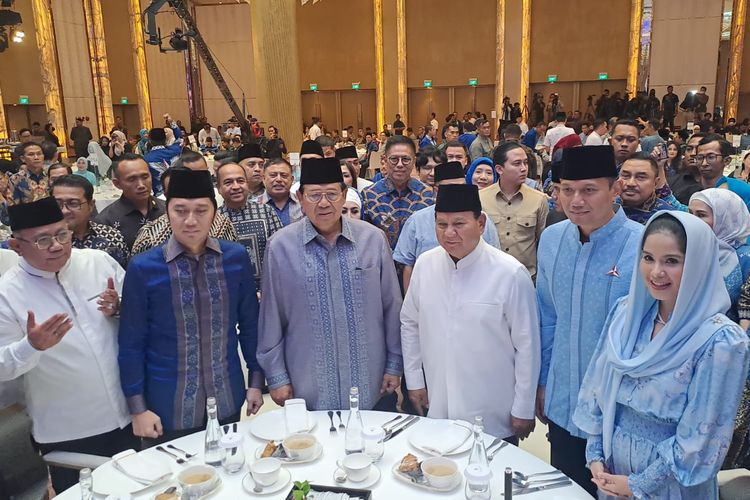 Capres pemenang Pemilu 2024 Prabowo Subianto buka puasa bersama AHY, SBY, hingga Ibas di The St Regis, Jakarta Selatan, Rabu (27/3/2024). 