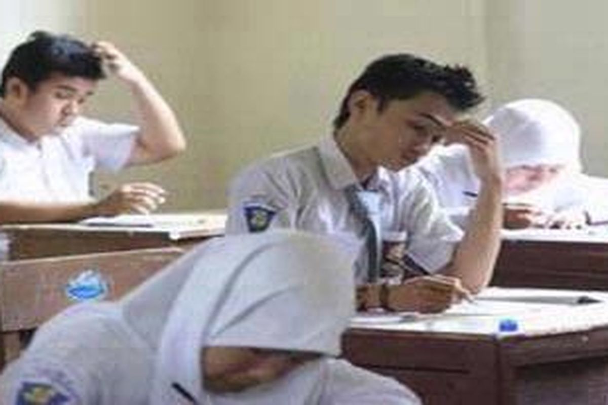 Ilustrasi: Cara pertama, formulasi kelulusan dilakukan dengan mengkalkulasi nilai akhir dari seluruh semester sejak siswa duduk di kelas I sampai III. Standar nilai kelulusan dari formula ini sebesar lebih dari atau minimal 6,00.