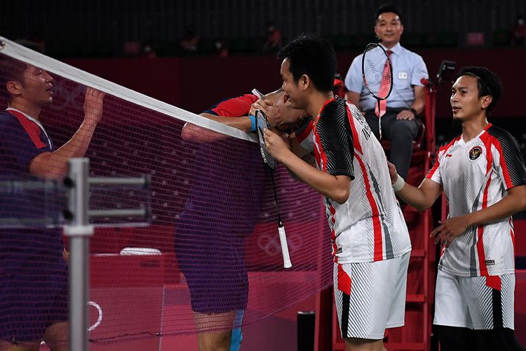 Pebulutangkis ganda putra Indonesia Mohammad Ahsan/Hendra Setiawan memberikan selamat kepada ganda putra Taiwan Lee Yang/Wang Chi-Lin seusai semifinal Olimpiade Tokyo 2020, di Musashino Forest Sport Plaza, Tokyo, Jepang, Jumat (30/7/2021). Mohammad Ahsan/Hendra Setiawan gagal ke final setelah kalah 11-21, 10-21, dan selanjutnya mereka akan memperebutkan medali perunggu melawan ganda putra Malaysia pada Sabtu 31 Juli 2021.