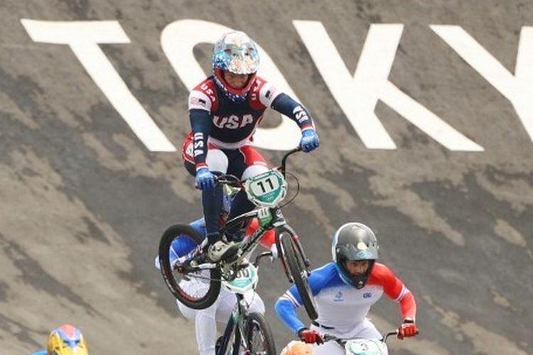 Connor Fields saat tampi di semifinal balapan sepeda BMX putra Olimpiade Tokyo 2020.
