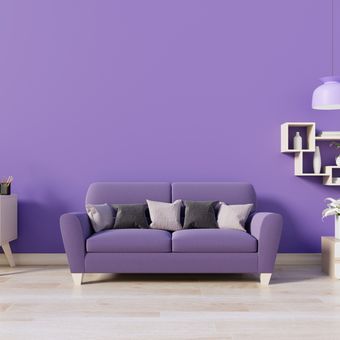 Ilustrasi ruang tamu dengan warna cat ungu. 
