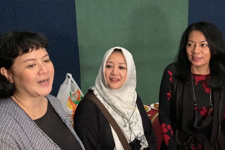 Personel Trio Rida Sita Dewi (dari kanan ke kiri): Dewi Lestari, Rida Farida, dan Sita Nursanti saat ditemui di GOR Bulungan, Jakarta Selatan, Rabu (15/6/2022). 