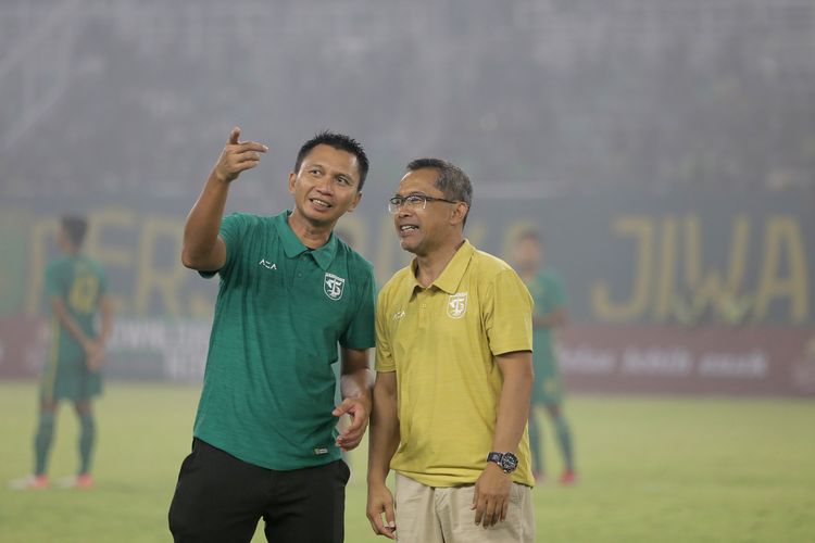 Presiden Klub Persebaya Surabaya Azrul Ananda sedang berdiskusi dengan pelatih kepala Aji Santoso.