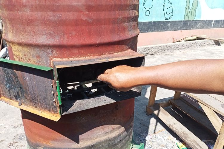 Warga Kampung Citepus memanfaatkan alat pemusnahan sampah yang merupakan fasilitas dari Satgas Citarum Harum Sektor 7. Alat tersebut menjadi pilihan lantaran masih buruknya pengelolaan sampah di Kabupaten Bandung