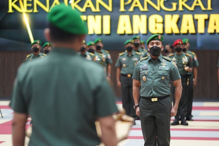 Inspektur Jenderal Angkatan Darat (Irjenad) Letnan Jenderal (Letjen) Rudianto saat menjalani prosesi kenaikkan pangkat di Markas Besar Angkatan Darat (Mabesad), Jakarta, Rabu (27/4/2022).