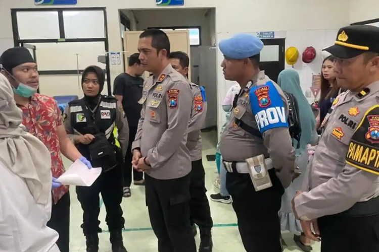 Kapolres Situbondo mendatangi rumah sakit untuk melihat kondisi Kapolsek Arjasa yang meninggal akibat kecelakaan.