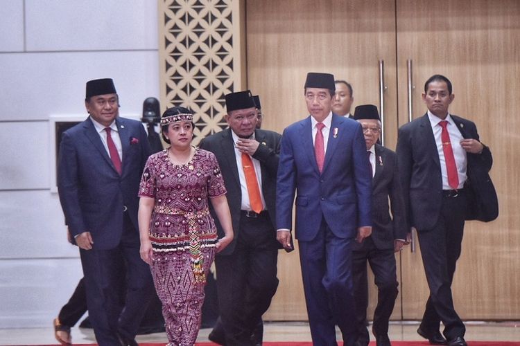 Puan Maharani saat menjemput Presiden Jokowi.