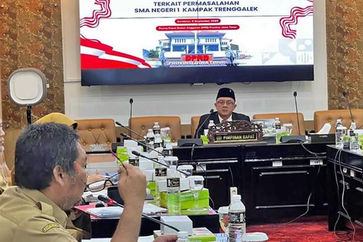 Praktik pungli ini di SMAN 1 Kampak, Trenggalek, Jatim yang disamarkan sebagai iuran sukarela dan pengalihan dana Program Indonesia Pintar (PIP), kemudian memicu demonstrasi siswa, inspeksi mendadak oleh DPRD, hingga pencopotan kepala sekolah.