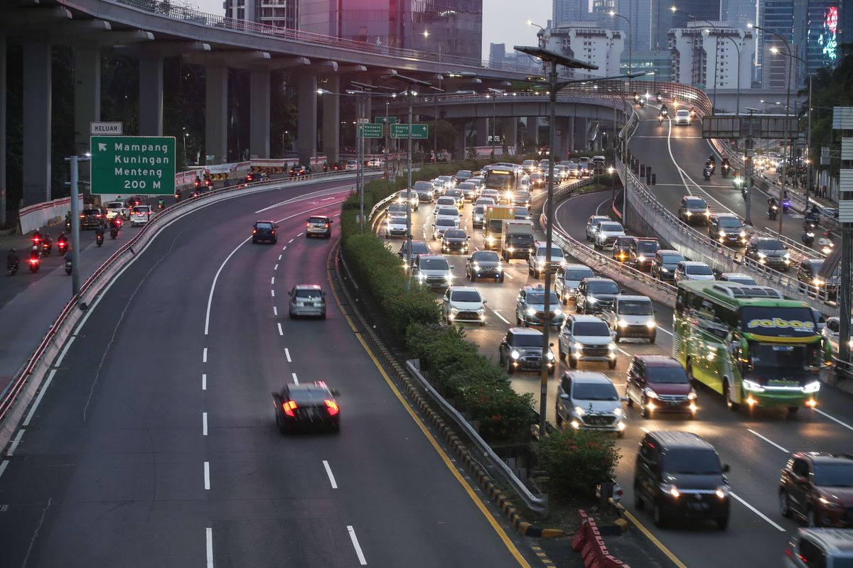 Lalu lintas kendaraan di Tol Dalam Kota Jakarta tampak padat pada jam pulang kerja di hari ketiga pemberlakuan pembatasan sosial berskala besar (PSBB) tahap dua, Rabu (16/9/2020). Pembatasan kendaraan bermotor melalui skema ganjil genap di berbagai ruas Ibu Kota resmi dicabut selama PSBB tahap dua.