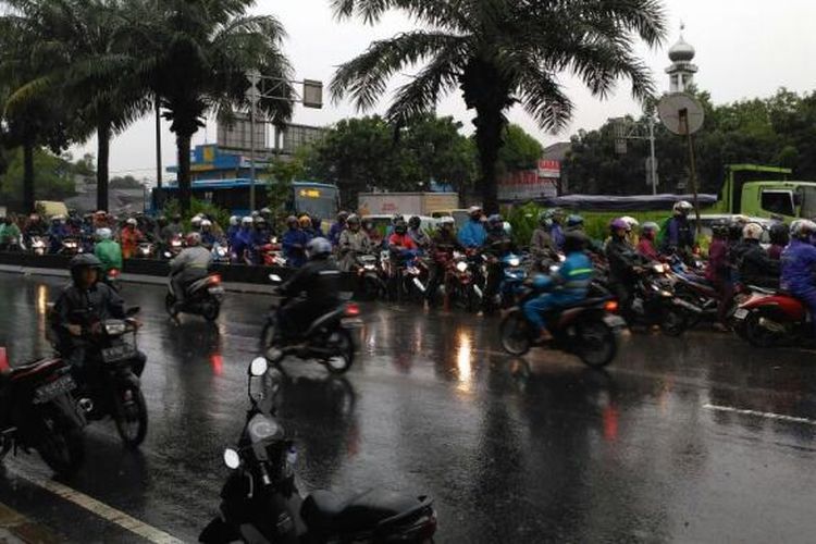Kondisi kedua ruas Jalan Daan Mogot, Jakarta Barat, dekat halte Rawa Buaya yang macet parah, Selasa (21/2/2017) pagi. Kemacetan akibat banjir di Taman Kota.