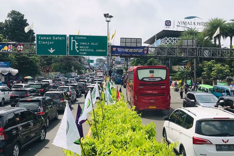 Kondisi kemacetan di Simpang Gadog, Ciawi, atau Jalur Puncak Bogor, Jawa Barat, pada Rabu (4/5/2022)