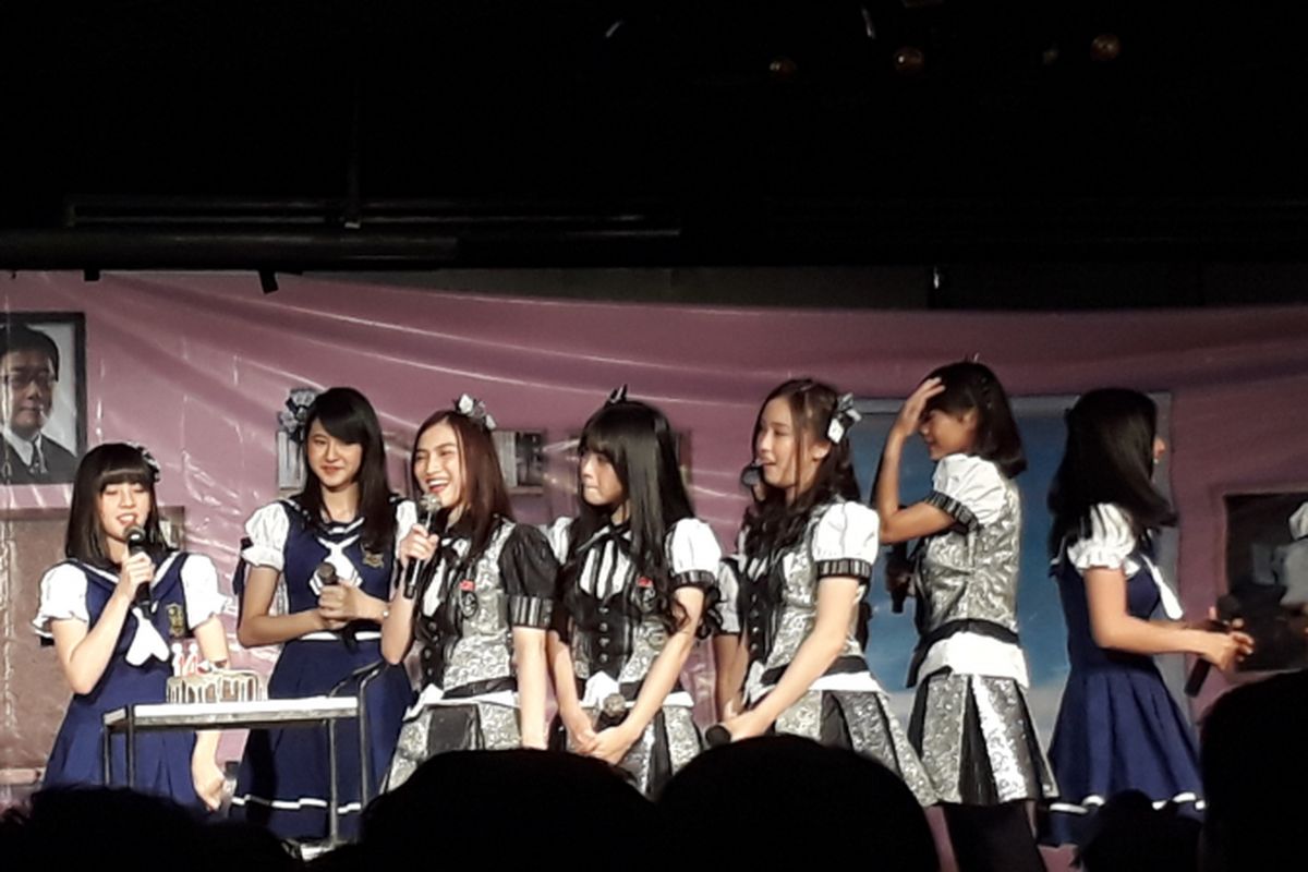 Zara JKT48 merayakan ulang tahunnya yang ke-14 bersama para member dan penggemarnya di Teater JKT48, FX Sudirman, Jakarta Pusat, Kamis (22/6/2017).