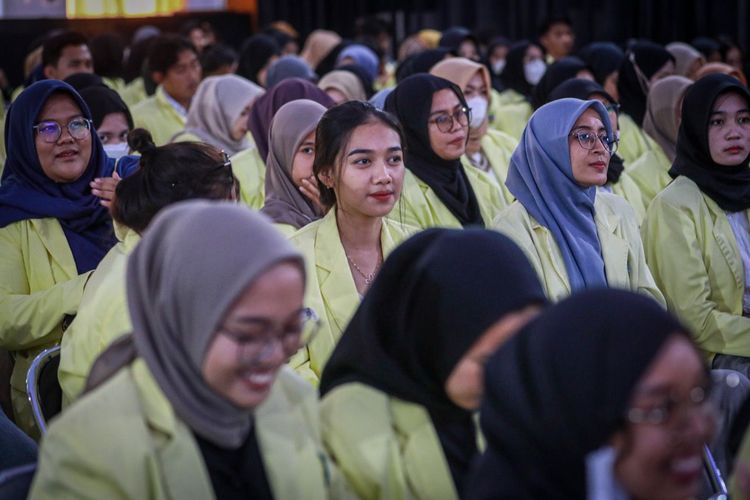 Mahasiswa menyimak kuliah umum Menteri Koperasi dan Usaha Kecil Menengah (MenKopUKM) Teten Masduki dalam Kuliah Umum bertajuk Young Entrepreneur Wanted di Universitas Kuningan (Uniku), Kuningan, Jawa Barat, Sabtu (16/7). 
